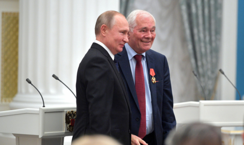 Фото №1 - Во время вручения госнаграды Леонид Рошаль попросил президента защитить врачей