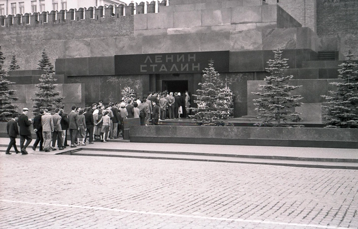 Мавзолей Ленина-Сталина, 1957 год. | Источник: Манфред и Барбара Ольбах/wikipedia.org