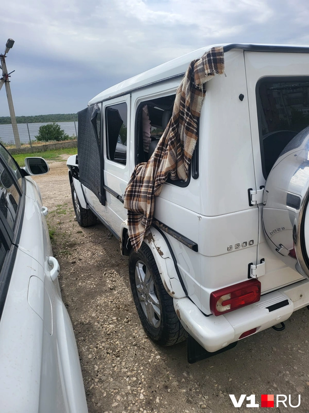 В центре Волгограда опрокинулся Mercedes Gelandewagen — видео - 1 июня 2024  - V1.ру