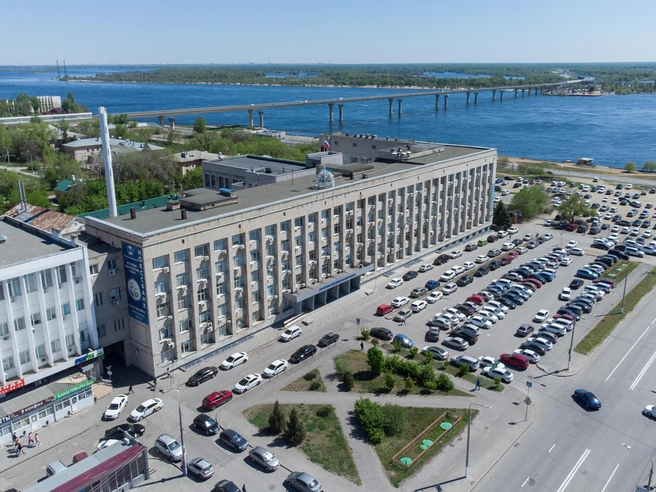 Площадь у арбитражного суда Волгоградской области оставалась последним бесплатным паркингом в центре | Источник: Алексей Волхонский / V1.RU