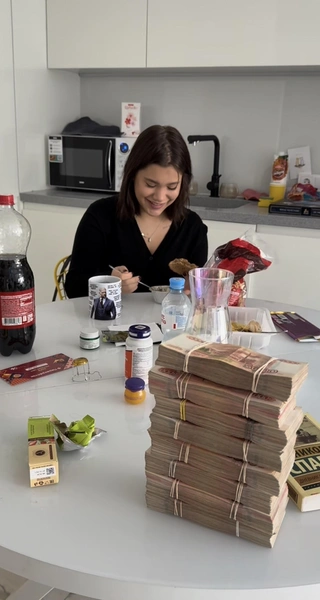 Артур баловал девушку дорогими презентами 