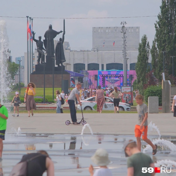 Один фонтан (у Театра-Театра) сегодня не работает из-за концертов, зато у второго полным-полно детей | Источник: Тимофей Калмаков / 59.RU 
