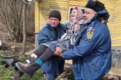 Пожарные доставили бабушку с травмой ноги к скорой помощи