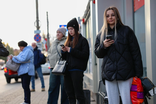 Автобус развозит пассажиров от улицы Солнечная Поляна до Краевой клинической больницы | Источник: Евгений Софийчук / NGS55.RU