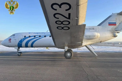 Самолет Як-40 прервал взлет из-за утечки топлива