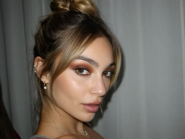 макияж глаз, макияж глаз фото, средства для макияжа глаз, какие глаза макияж, как сделать макияж глаз, легкий макияж глаз, какой макияж глаз подходит | Источник: theDay/higgsfield