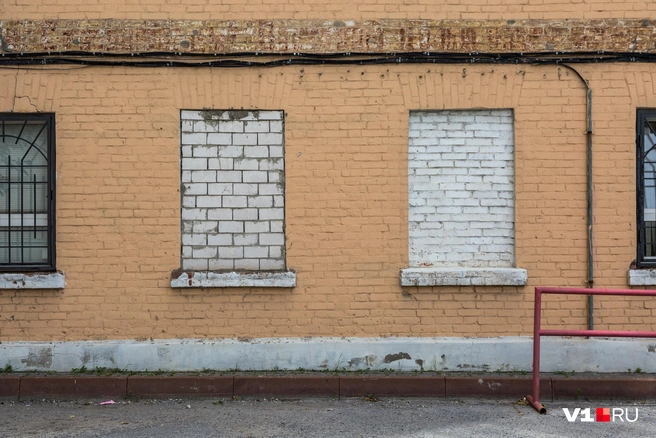 Старая и новая кладки разительно отличаются друг от друга | Источник: Константин Завриков / V1.RU
