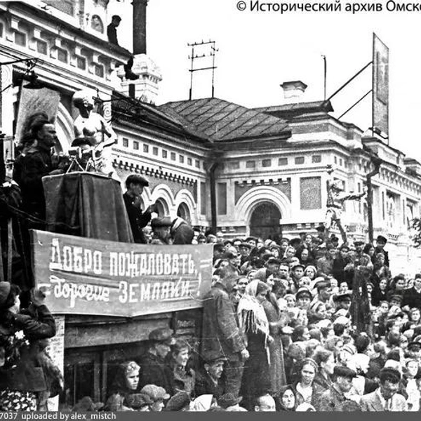 А на вокзале встречали фронтовиков | Источник: М. В. Горохов, Фотофонд ИАОО / Pastvu.com