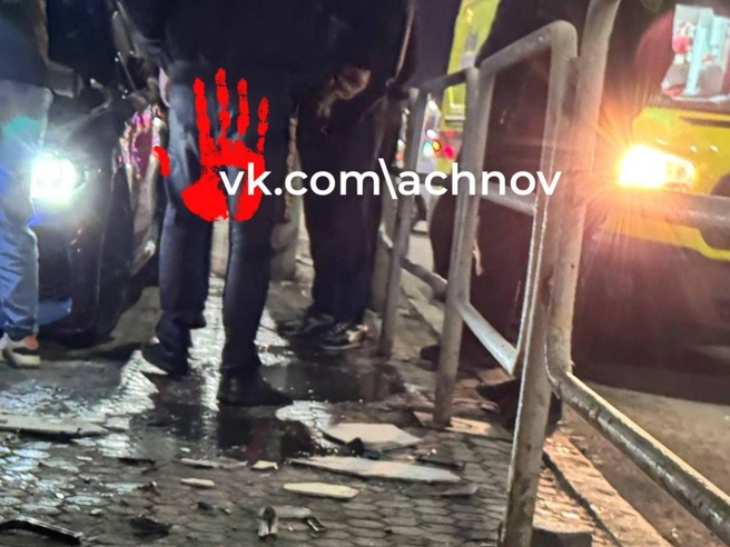 Медики оказали помощь людям в автомобиле. | Источник: АЧН / t.me