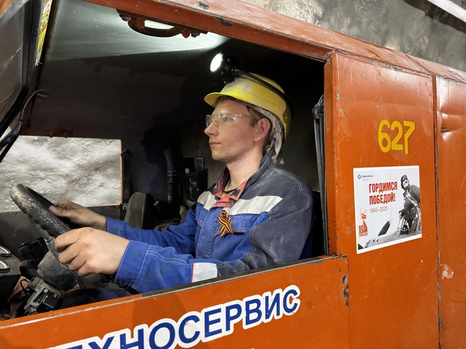 Георгиевские ленточки и памятные наклейки украшают технику в руднике | Источник: Светлана Иванова