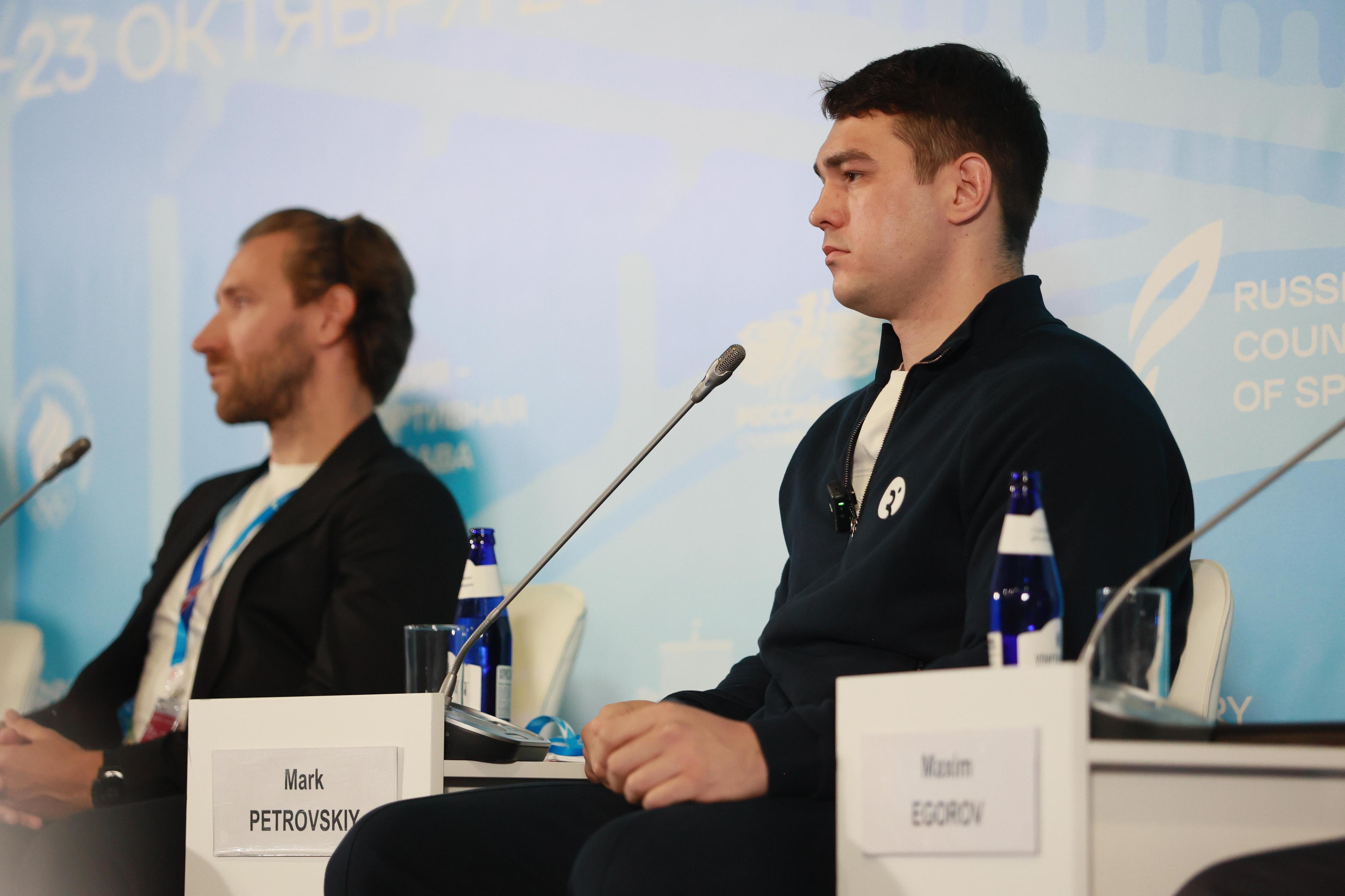 Чемпион мира по боксу из Минусинска Марк Петровский выступил на спортивном форуме в Красноярске