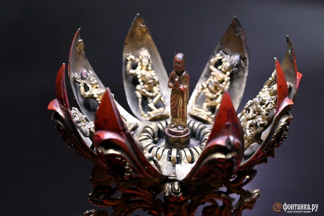 Меч, рассекающий невежество, и драгоценность исполнения желаний: о чем рассказывают экспонаты буддийской выставки в Эрмитаже | Источник: Илья Снопченко / «Фонтанка.ру»