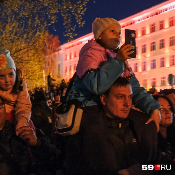 Салют снимали и дети, и взрослые | Источник: Тимофей Калмаков / 59.RU