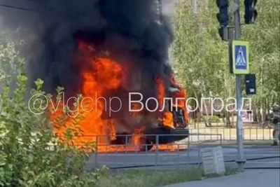 Маршрутка загорелась у детской поликлиники под Волгоградом