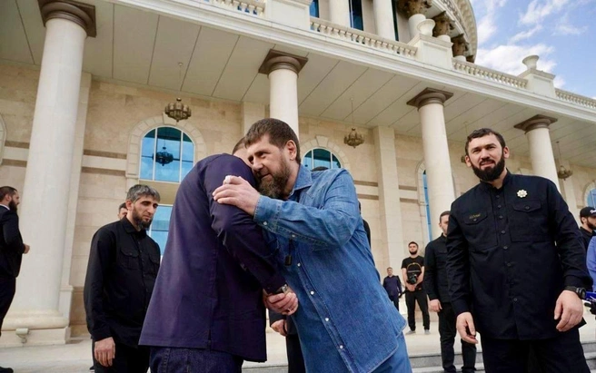 «Передал чеченскому лидеру фотографии его отца — Ахмата Абдулхамидовича Кадырова, Героя России, основателя мира и стабильности в Чеченской Республике. Снимки были сделаны в 2001 году, когда он посещал Самарскую область», — сообщил глава региона | Источник: Вячеслав Федорищев / T.me