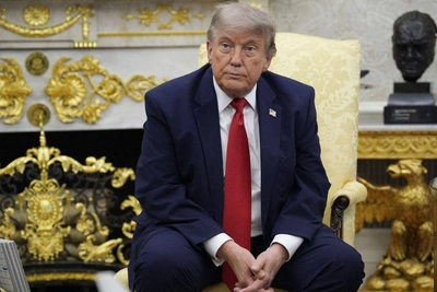 «Старческий маразм»: Трамп сам клеит декор в Овальном кабинете