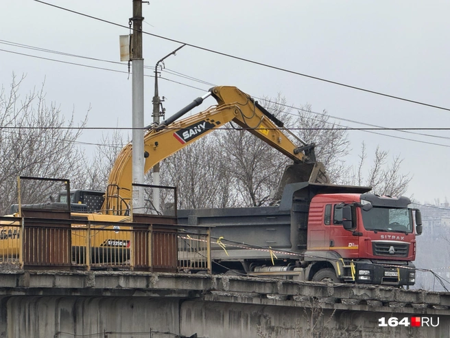 Подрядчик снял уже почти треть рельсов по всему маршруту | Источник: Сергей Петунин / 164.RU