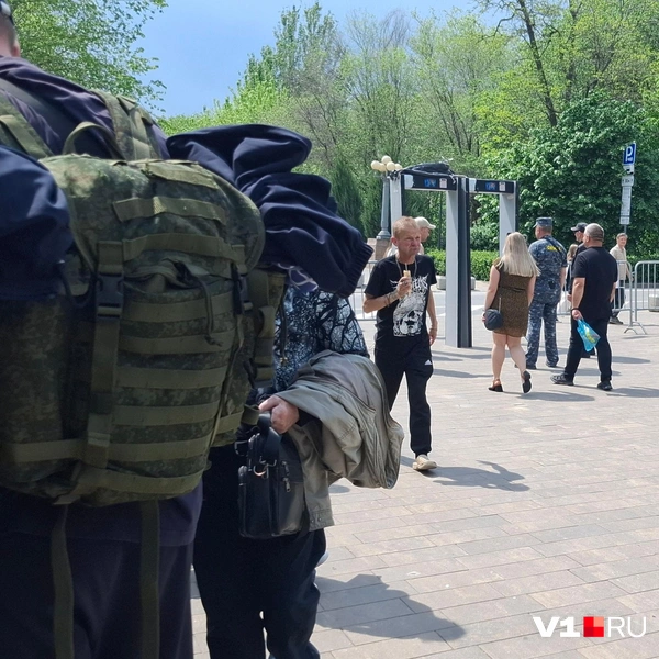 Такая сумка у охраны вопросов не вызвала | Источник: Тимофей Крылов / V1.RU