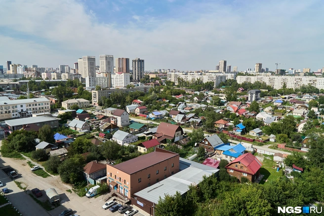 Весь частный сектор на фотографии застроят многоэтажками. В одном из домов появится встроенно-пристроенный детский сад  | Источник: Александр Ощепков / NGS.RU