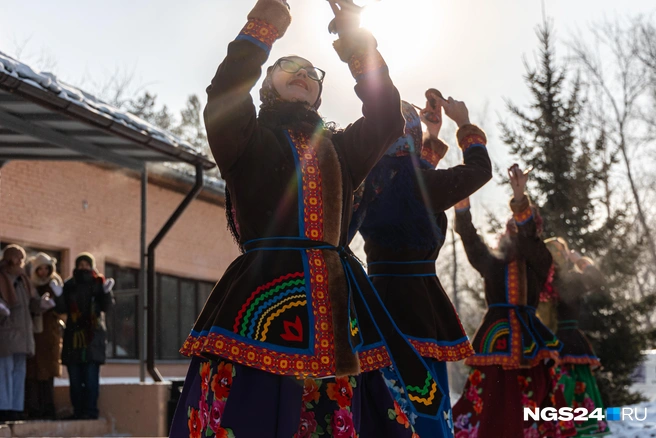 И куда без песен в такой день
