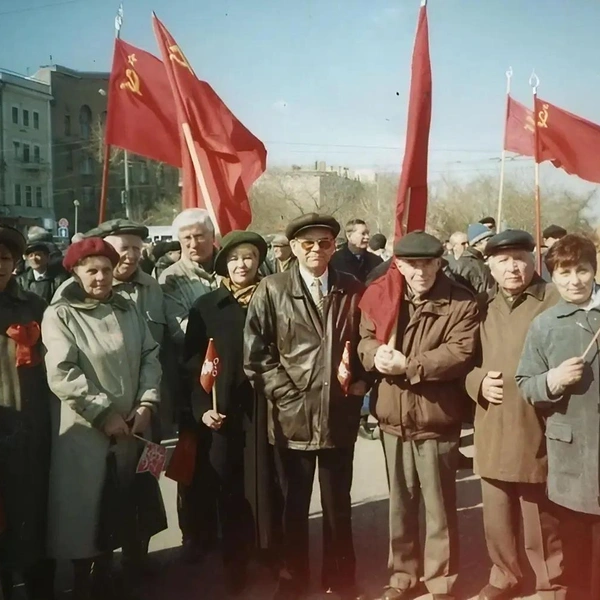 А это уже 1999 год. Советский союз распался восемь лет назад, но люди все равно вышли на демонстрацию | Источник: Pastvu.com