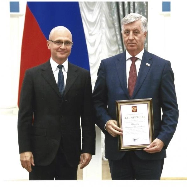 27 сентября 2020 года. Виктор Шрейдер получил благодарственное письмо президента Владимира Путина. Награду вручил Сергей Кириенко&nbsp;— первый заместитель руководителя администрации президента | Источник: «Виктор Шрейдер» / Vk.com