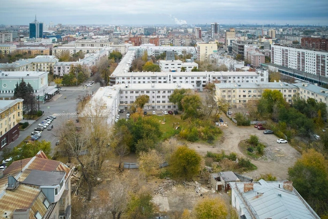 На участке уже заканчивают разбирать второй ветхий объект и гаражи | Источник: Брусника