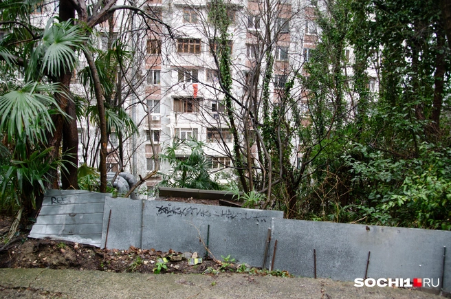 Люди из металла сами соорудили преграду для воды, но помогает не сильно  | Источник: Оксана Витязь / SOCHI1.RU