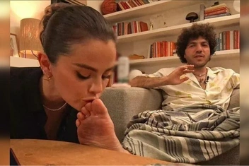 «Нас тошнит»: муж Селены Гомес довел до истерики фанатов певицы из-за грязных ног