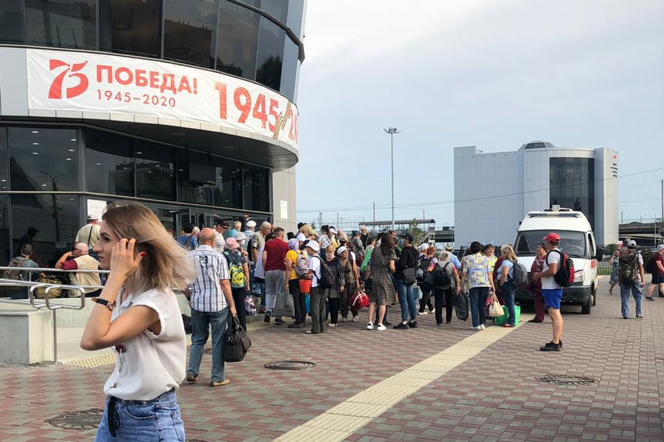 Пригородный вокзал Челябинск. Челябинск вокзал оцепили. Челябинск вокзал эвакуация. Пригородный вокзал Челябинск фото.