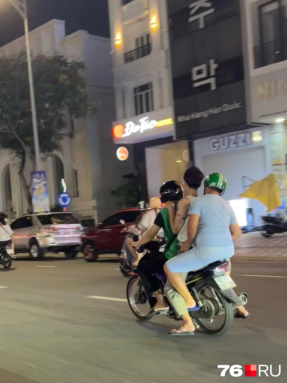 Три человека на байке&nbsp;— не максимум | Источник: Екатерина