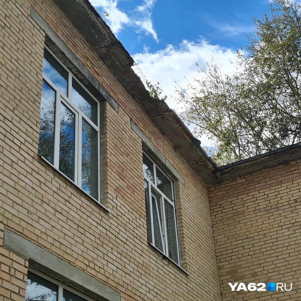 Однако крышу ремонтировать не стали | Источник: Светлана Коновалова / YA62.RU