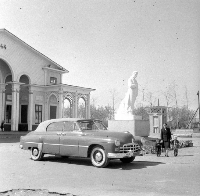 На заднем плане&nbsp;— кинотеатр «Родина» в 1949 году | Источник: «Автозаводцы&nbsp;— Автозаводский район» / Vk.com