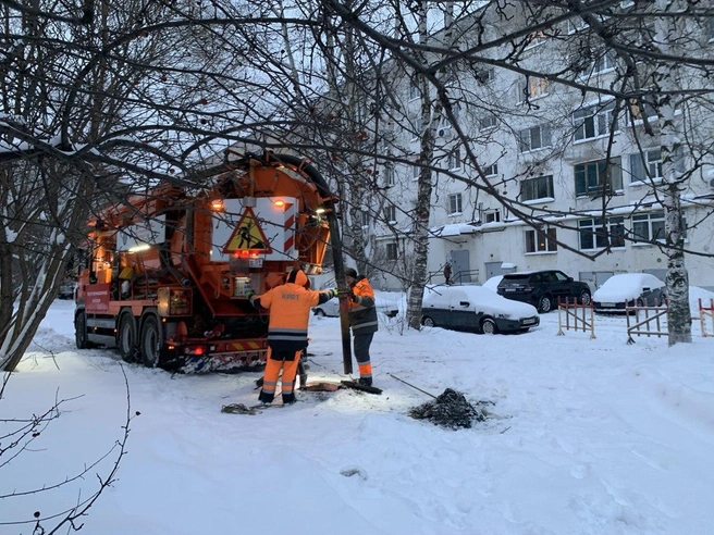 Сети водоотведения прочищают спецтехникой и вручную | Источник: «НОВОГОР-Прикамье»