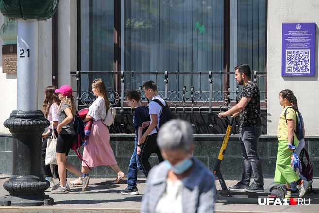 Встретить самокатчика в толпе прохожих — обычное дело