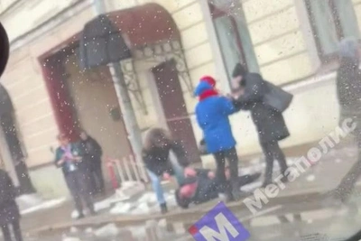 Ледяная глыба травмировала прохожего в Петербурге
