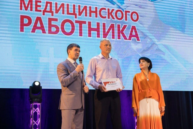 Вручение сертификата | Источник: пресс-служба ЗабЖД
