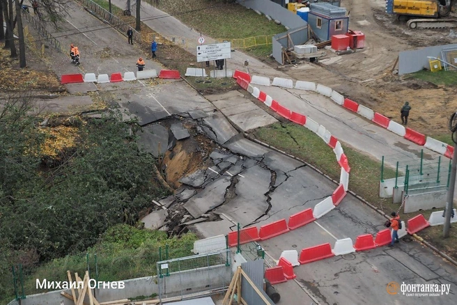 Всё идет по плану. Показываем, как идут работы на месте провала на улице Харченко | Источник: Михаил Огнев / «Фонтанка.ру»