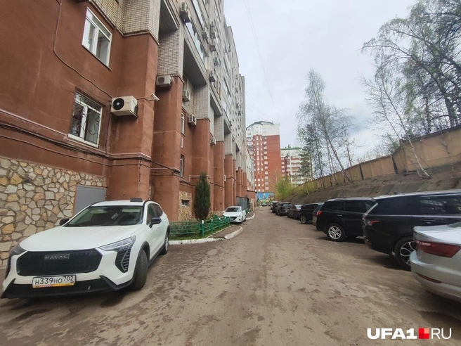 Бетонные блоки&nbsp;— и закрытая территория | Источник: Марина Каримова / UFA1.RU