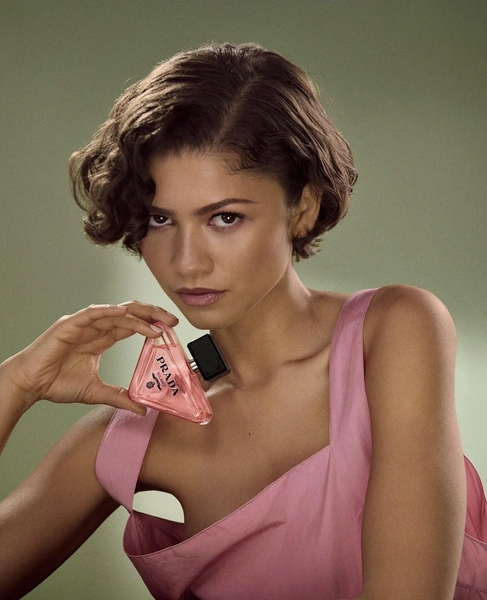 Зендея стала лицом Prada Paradoxe — теперь известно, каким ароматом пользуется актриса | Источник: Prada