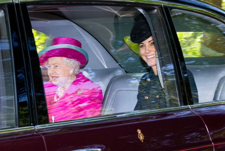 Счастливая Кейт и довольный Уильям прокатились в машине вместе с Елизаветой II