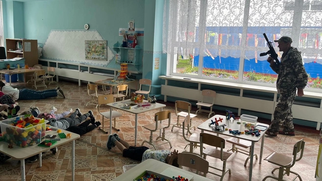 Мужчина отрабатывает антитеррористическую подготовку | Источник: «БДОУ „Детский сад № 9 г. Тары“» / vk.ru
