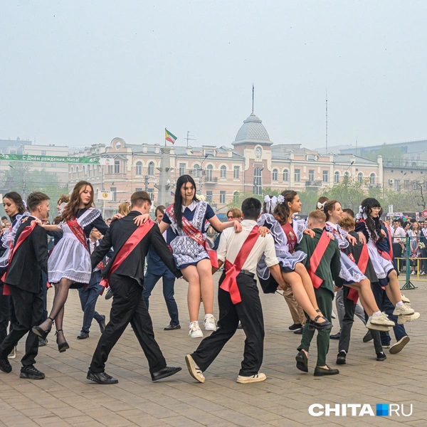 Ушли со школьного двора. Выпускники станцевали вальс на главной площади Читы | Источник: Олег Фёдоров / CHITA.RU