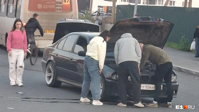 Одна из машин не выдержала жестких трюков | Источник: читатель E1.RU