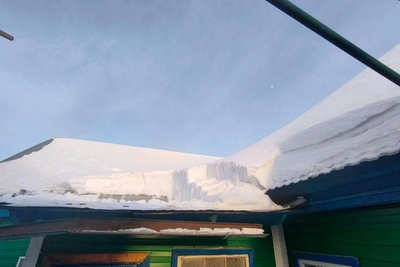 Мужчина упал с крыши при чистке снега в Кувандыке