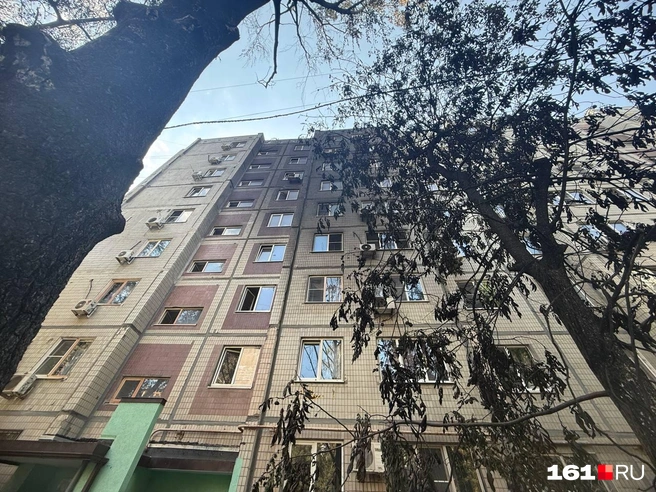 На верхних этажах из-за пожара лопались окна | Источник: Марина Рыбалкина / 161.RU