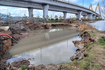 Под мостом Миллениум в Казани экологи нашли разлив нефтепродуктов