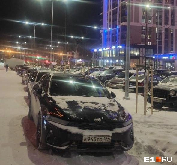 Автомобили в пешеходной зоне на Эльмаше | Источник: читатель E1.RU