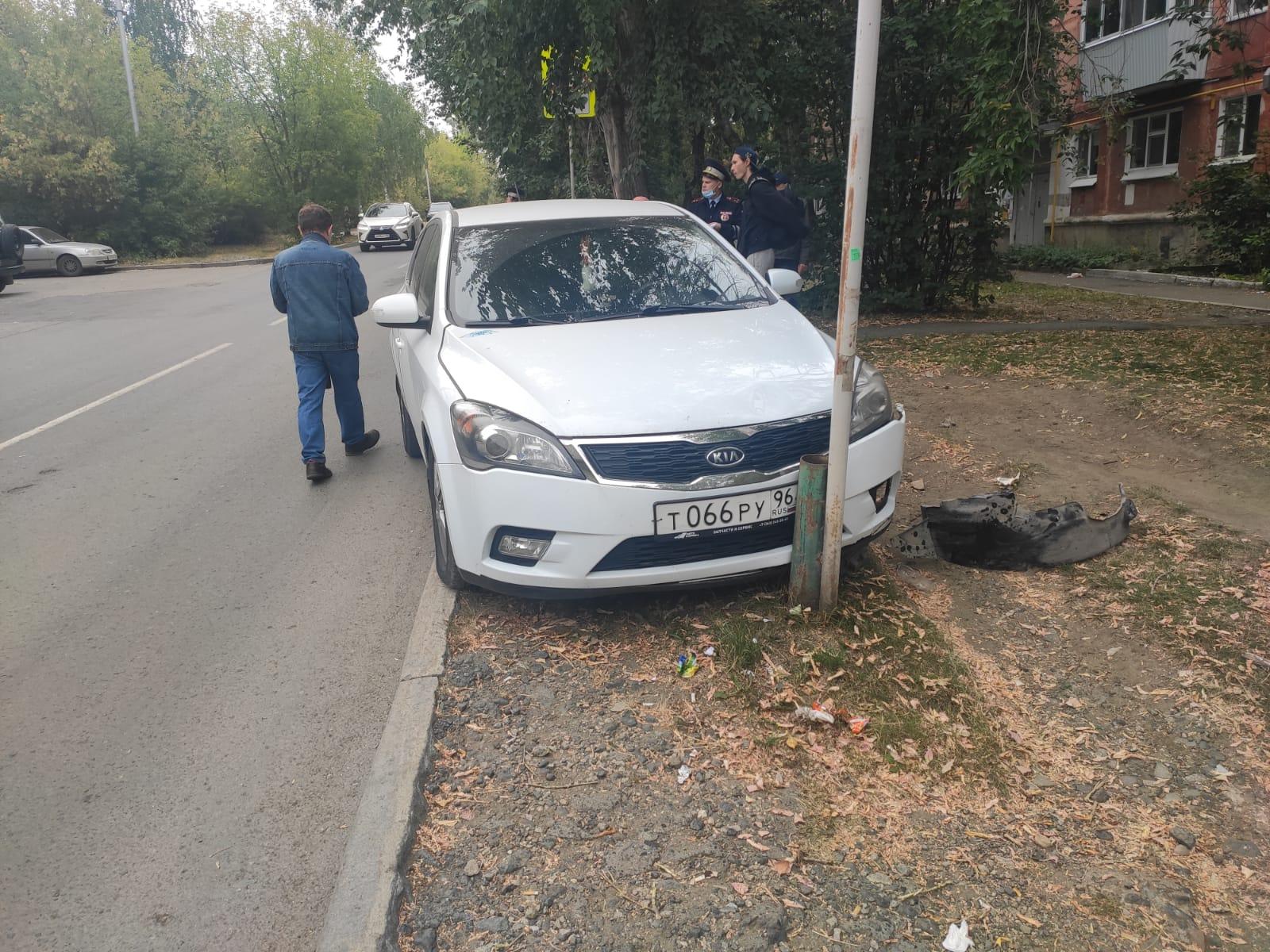 Авария на Химмаше, автомобиль KIA без водителя сбил двух пенсионерок на  улице Черняховского в Екатеринбурге, 3 сентября 2021 года - 3 сентября 2021  - Е1.ру