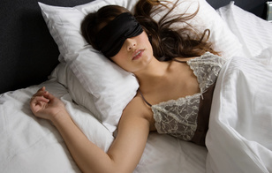 Почему спать в повязке для сна вредно для здоровья